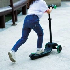 Patinete Future Scooter Luces LED Verde 12 Patinete Future Scooter Luces LED Verde -Juguetería medias 2094